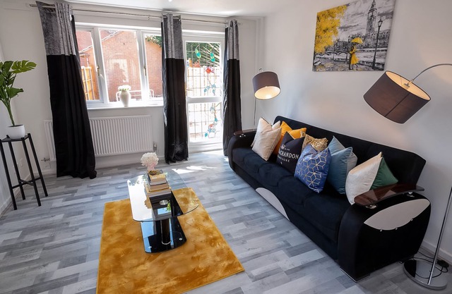 A Captivating 2-Bed House in London - Sleeps 4!