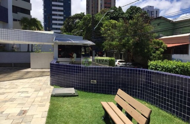 Je loue une chambre dans un immeuble bien situé, avec place de parking, piscine, sauna.