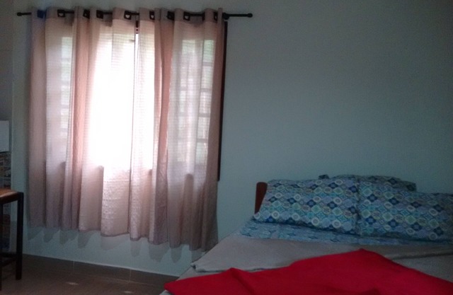 Je loue un chalet temporaire avec une chambre, une cuisine, une salle de bain et un espace de loisirs.