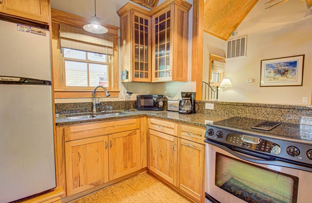 IC3 The Wright Getaway * Dog Friendly * Charming Cottage * Walk to Historic Downtown Manteo