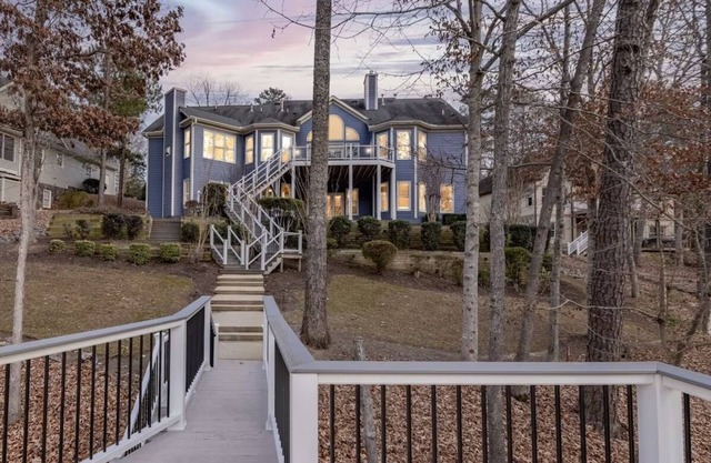 "Icing on the Lake" Hot Tub, Theater, Gym, Fire Pit, Lily pad, Pool table!