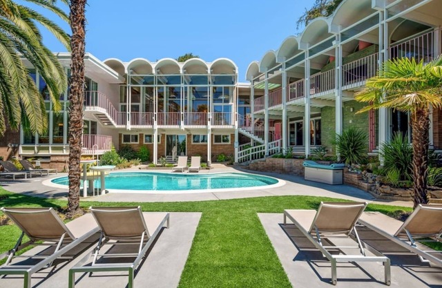 Iconia: Historic Mansion, Heated Pool & Hot Tub, 9 Bedrooms