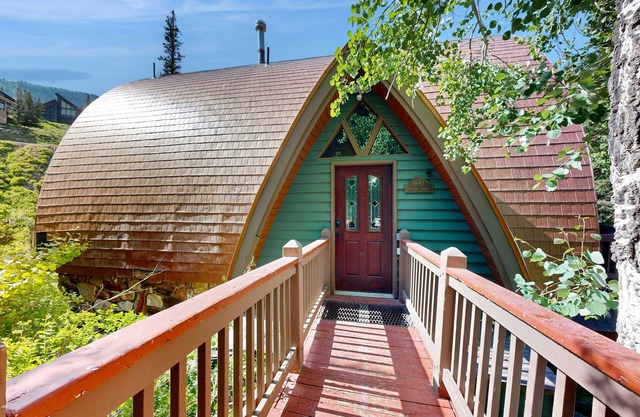 Maison de Montagne Creekside Emblématique Avec Bain à Remous Privé et vue Imprenable!