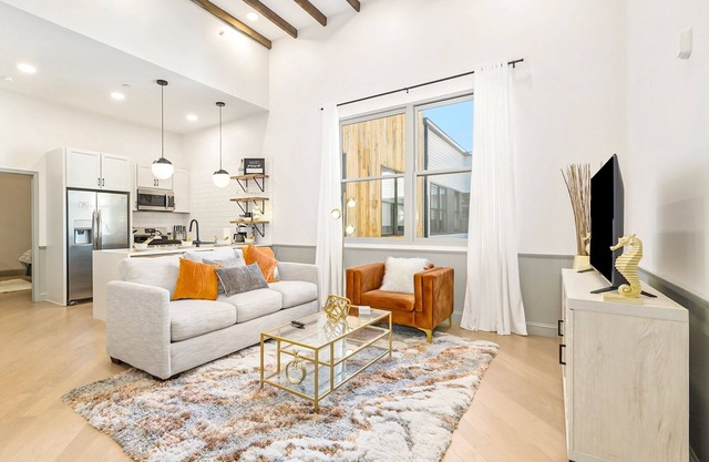 Iconic Morris Ave condo retreat sleeps 6 +rooftop