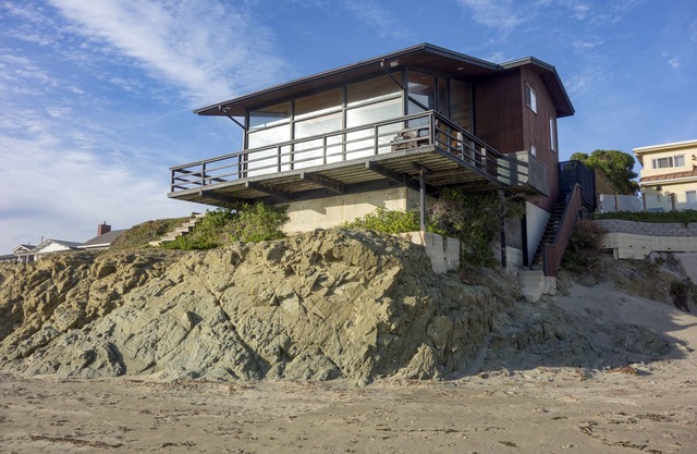 Iconic Oceanfront Cayucos Beach Home, chambre avec vue panoramique, accès direct à la plage !!