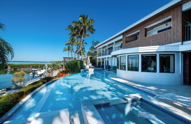Iconic Ted Williams Estate. Bayfront, Heated Infinity Pool & Hot Tub, Dockage.