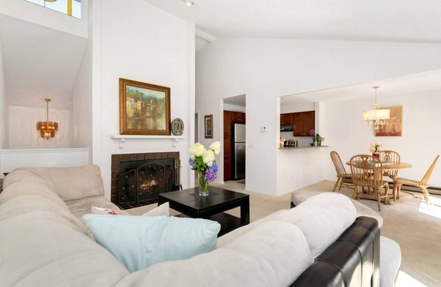 Logement idéal! 2B / 2B Townhouse accès facile à tout ce qui est privé