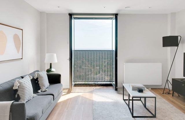 Ideal Croydon 1BR, new build w/ 24h security, nr Tube, by Blueground