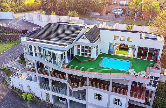 IDEAL Family Holiday Home / 8-bedroom house in Ramsgate with calming sea views