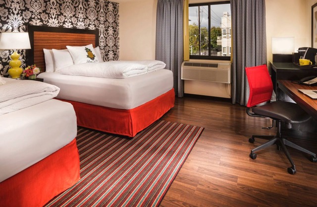 Ideal for Groups: 2 Rooms w/ Pool Access Steps Away from the Space Needle