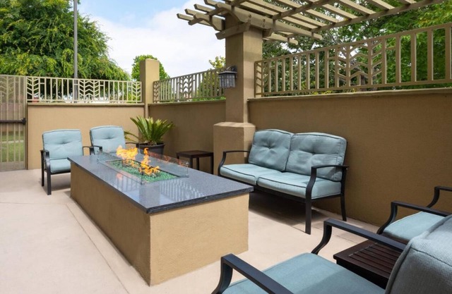 Ideal for Groups: 3 Suites w/ Kitchen & Separate Living Area, Pets Are Allowed