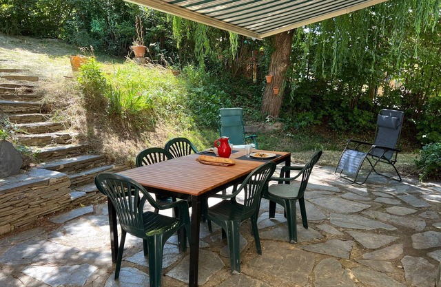 MAISON IDEALE FAMILLE 8 PERS : 4 chambres, 2 Km Espagne, garage, jardin, WIFI