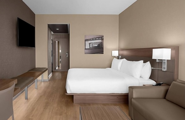 Ideal Location for Your Next Getaway! 2 Spacious Rooms w/ King Bed, Rooftop Pool