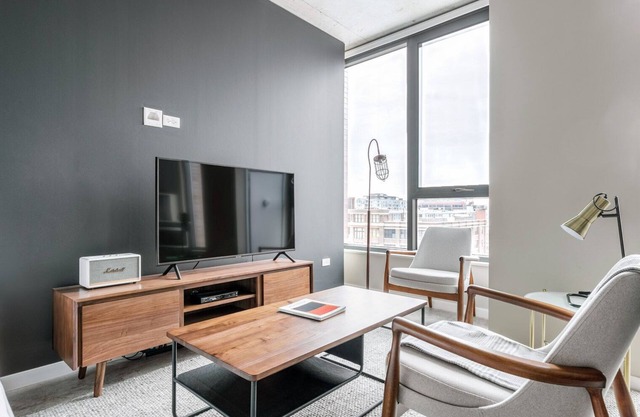 Ideal Loop Studio w/ Pool, Gym, nr. Merchandise Mart & the L, by Blueground