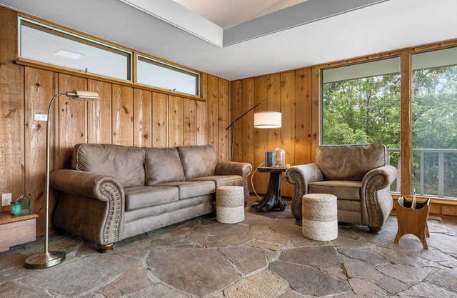 Ideal monthly stay. Great lake location. 2 BR home in Frank Lloyd Wright style.