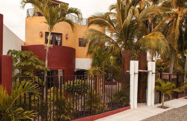 Superbe maison de 3 chambres, un bar sur le toit avec vue territorial, 3 blocs de la plage.