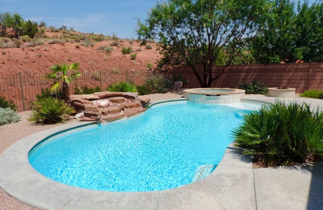 Perfect Pool Home / Spa In Red Desert Près de Sion, des parcs et du golf
