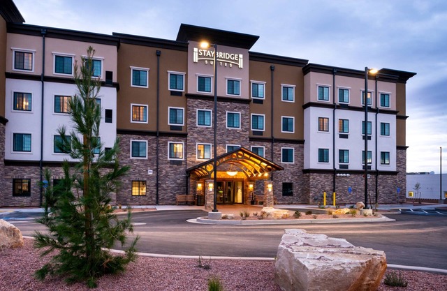 Ideal Retreat! King Suite Near Dixie State University | Complimentary Breakfast + Shared Pool & Hot Tub