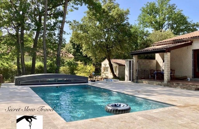 Maison familiale en retrait, avec piscine et jardin à Saint Didier