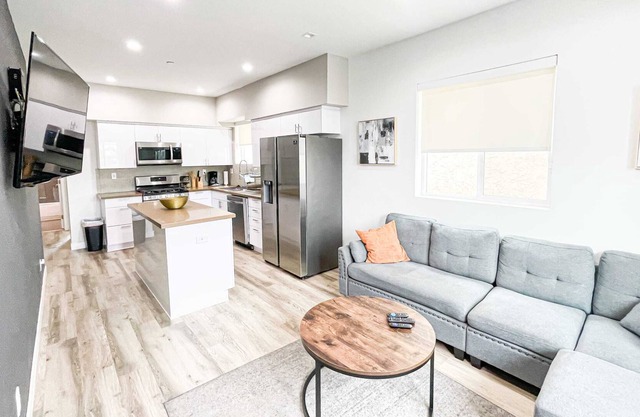 4BR Townhouse in Mid City