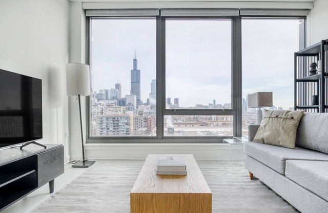 Ideal West Loop 1BR w/ Pool, Coworking & Gym, 1 block to L, by Blueground