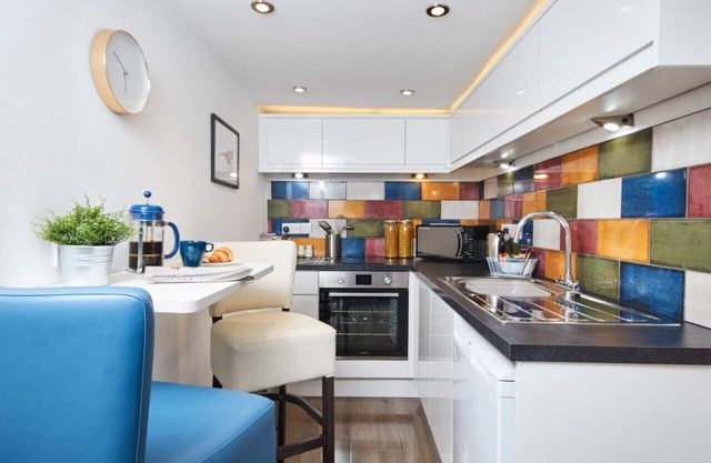 The Little Apartment: Un appartement moderne et confortable à proximité de l'aéroport des Midlands de l'Est