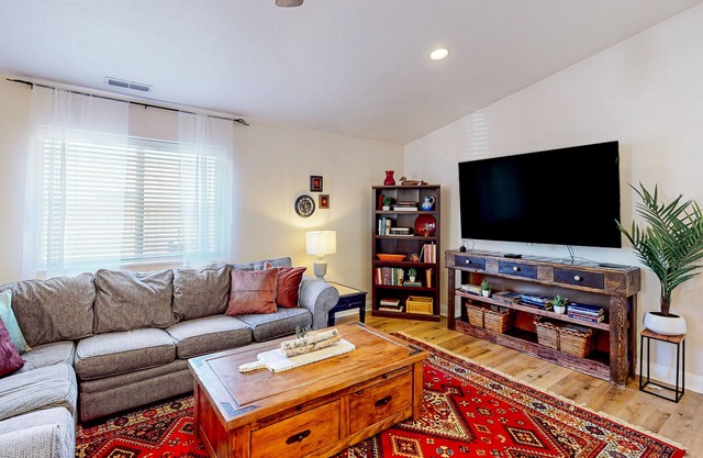 Ideally located home with putt-putt green & aquatic center, near Zion NP