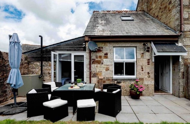 Idyllic 3 bedroom property with private patio and enclosed garden