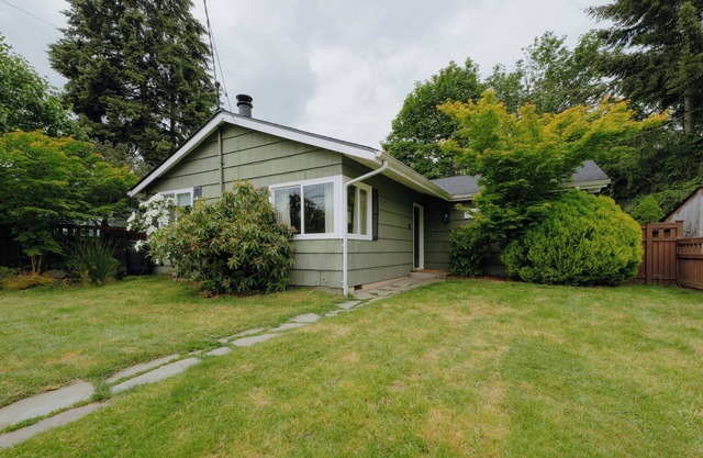 Idyllic Cozy Cottage w/ Deck Overlooking Greenbelt - 20 Mins from Stadiums