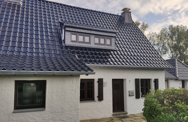 Maison de vacances idyllique dans la campagne avec terrasse et jardin d'hiver