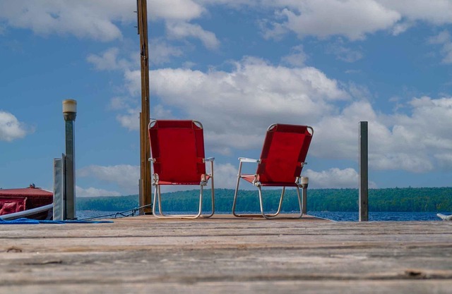 Idyllic island cottage on pristine Paugh Lake