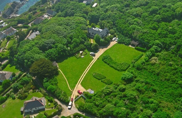 Idyllic location 2 acres by SW coast path! Short walk to beach, pub & cafe 😎