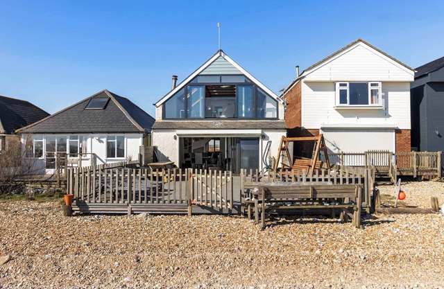 Situé directement sur la plage de Pevensey Bay et bénéficiant d'une superbe vue sur la mer