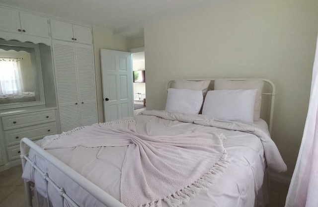 Idyllic serene secure condo minutes from beach & amenities.