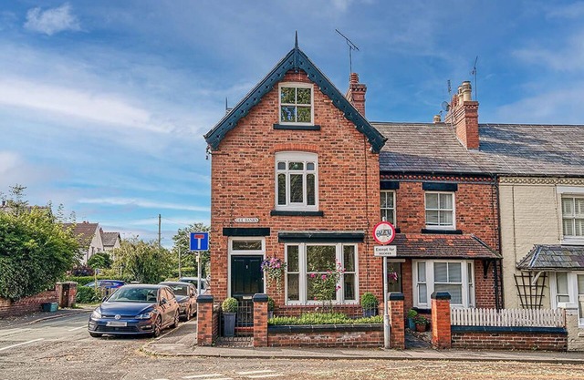 Idyllic Victorian Cottage Open Fire, Hot Tub, Sleeps 8, City 5 mins, Zoo 15 mins