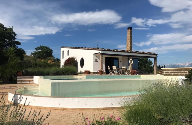 Idyllic Villa, with Infinity Pool, 4 air conditioned bedrooms & stunning views.