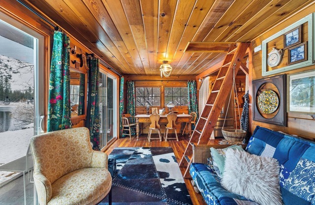 Idyllic Waterfront Bungalow In Newport on Lake Sacheen