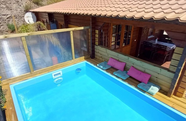 Maisons en bois idylliques avec des vues à couper le souffle sur la mer.