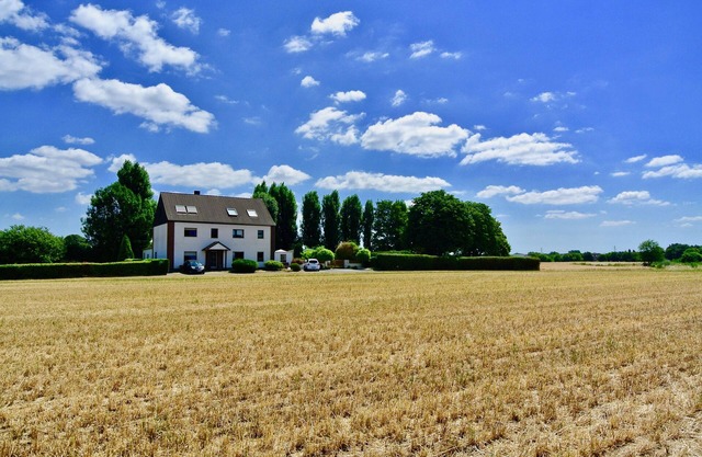 Idyllically located country house with terrace, parking and attention to detail