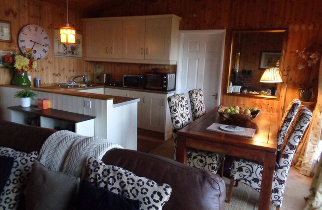 Idyllically situated Log Cabin, Fantastic view, Log Burner 4 miles to Stratford