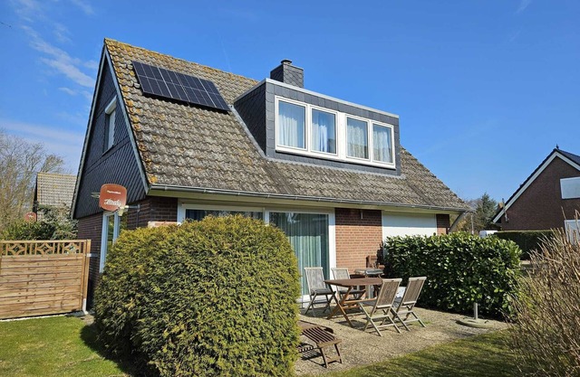 Idyllically situated apartment on the 1st floor with a view of the countryside and rapeseed fields.
