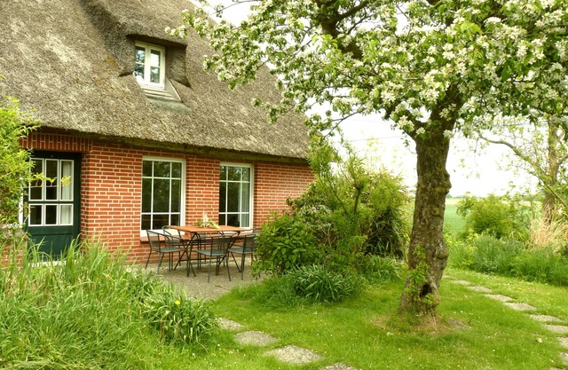 Idyllische Reethaus-hälfte mit Kaminofen, Terrasse+garten / Ebenerdig