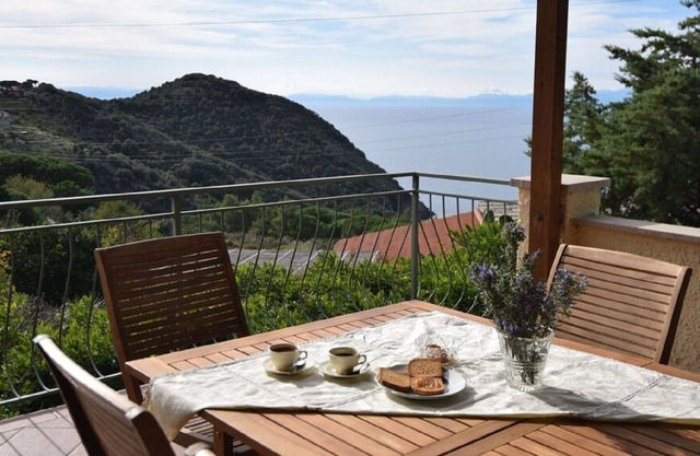 Il Cisto - House by the sea with large terrace overlooking the sea.