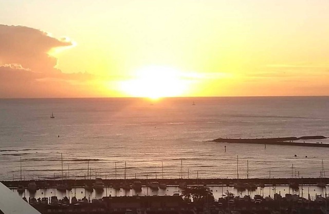 Ilikai 1639 Ocean / Sunset / Marina Views - King Bed - Steps to Lagoon and Beach