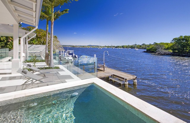 Iluka: Luxurious Riverfront Retreat
