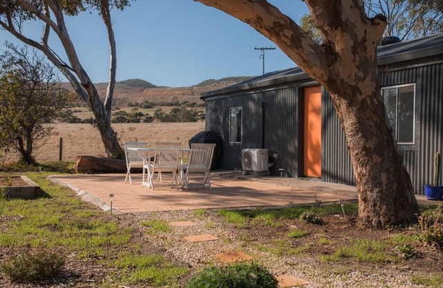 Iluka’s guesthouse is a one bedroom fully self contained one bathroom unit.