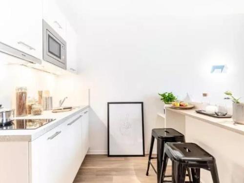 im Voraus bezahlen - neu renovierte 2 Zimmer Balkon und Parkplatz