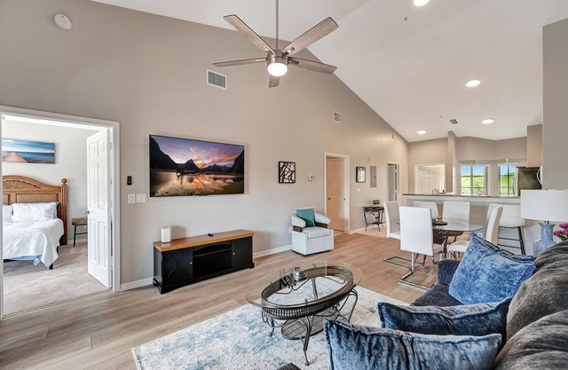 Immaculate 2 Bed / 2 Bath Resort Condo in Naples. Close to Marco Island!
