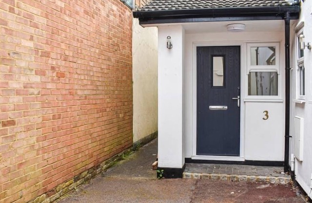 Immaculate 2-Bed Bungalow in Weybridge