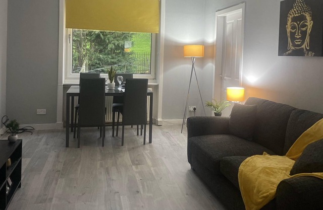 Immaculate 3-Bed Apartment in Glasgow close to M8